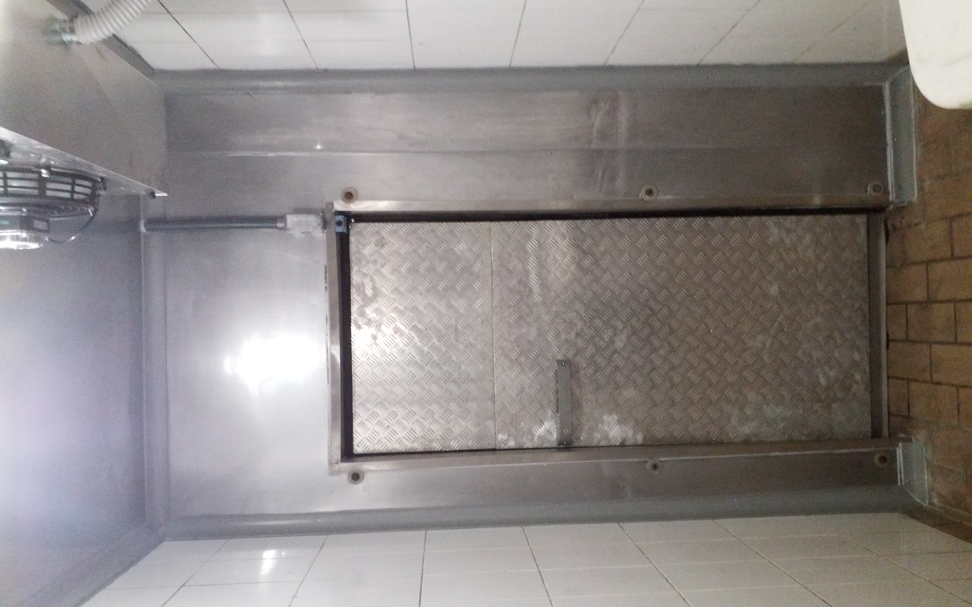 Porta Frigorífica Com Revestimento Em Aço Inox??